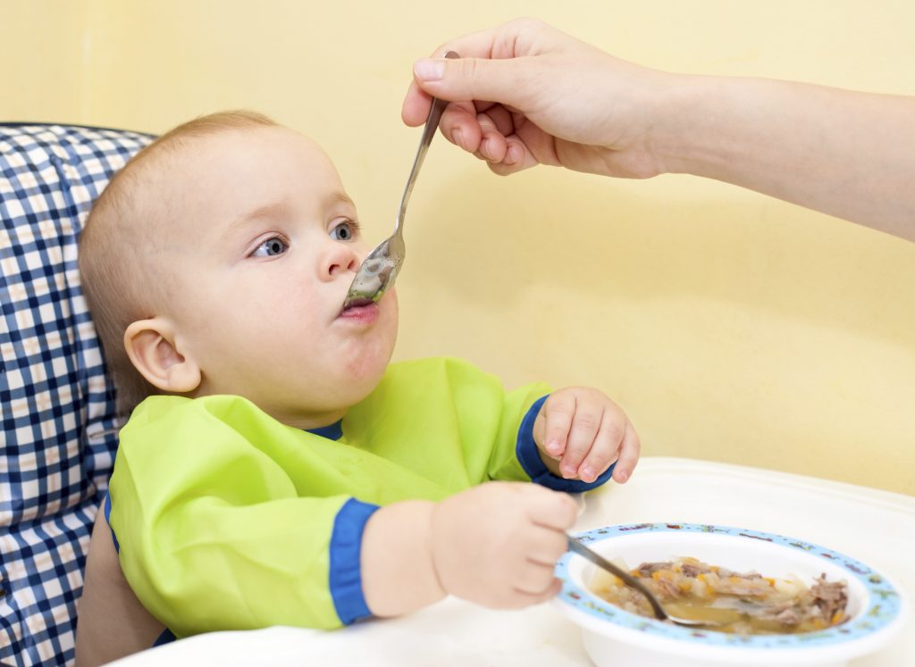 diversification alimentaire du bébé, Comment entamer la diversification de mon bébé de 4 à 6 mois?