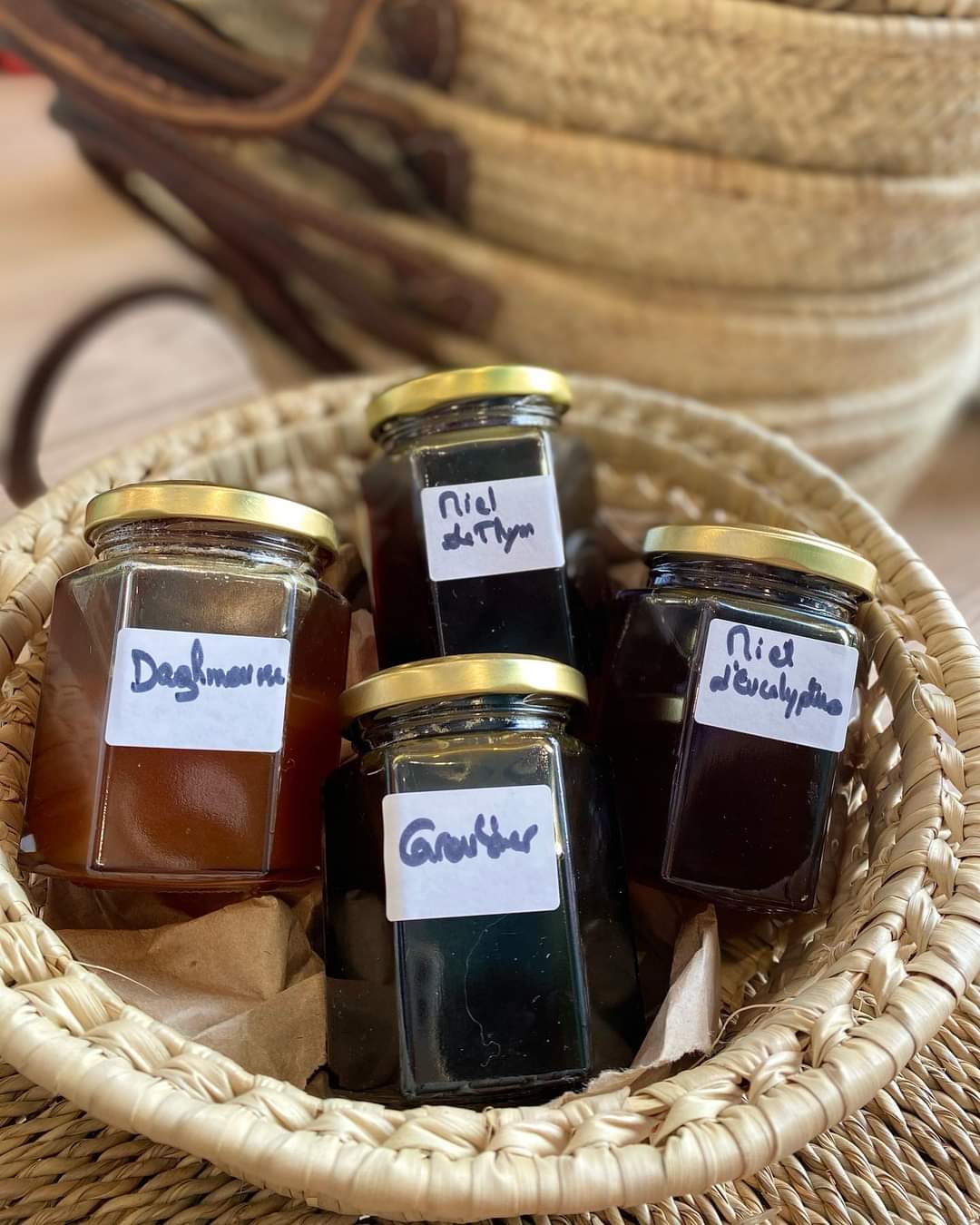 plusieurs variétés de miel thym caroubier euphorbe daghmouss oranger eucalyptus les vertus du miel et les précautions à prendre chez un enfant pour la consommation du miel livraison gratuite partout au Maroc