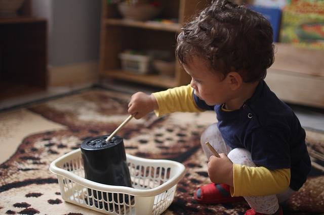 Apprentissage et jeux enfant et bébé de 0 à 12 mois - Naître et grandir