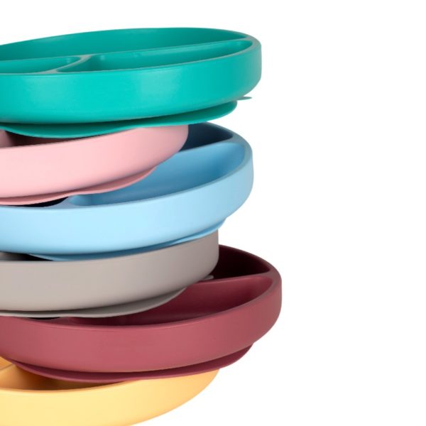 Assiette multi-compartiments Minikoioi en silicone pour bébés dès 6 mois et toute l’enfance. Sa base à ventouse la gardera bien accrochée à la table. Disponible au Maroc chez MESAYOU. De marque MINIKOIOI qui est une marque d'accessoires pour bébé en silicone sans BPA et de très bonne qualité