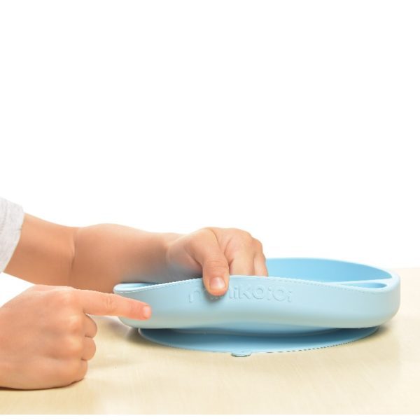 Assiette multi-compartiments Minikoioi en silicone pour bébés dès 6 mois et toute l’enfance. Sa base à ventouse la gardera bien accrochée à la table. Disponible au Maroc chez MESAYOU. De marque MINIKOIOI qui est une marque d'accessoires pour bébé en silicone sans BPA et de très bonne qualité