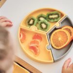 Assiette puzzle Minikoioi en silicone pour bébés dès 6 mois et toute l’enfance. Sa base à ventouse la gardera bien accrochée à la table. Disponible au Maroc chez MESAYOU. De marque MINIKOIOI qui est une marque d'accessoires pour bébé en silicone sans BPA et de très bonne qualité