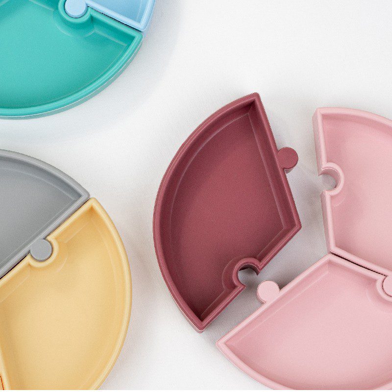 Assiette puzzle Minikoioi en silicone pour bébés dès 6 mois et toute l’enfance. Sa base à ventouse la gardera bien accrochée à la table. Disponible au Maroc chez MESAYOU. De marque MINIKOIOI qui est une marque d'accessoires pour bébé en silicone sans BPA et de très bonne qualité