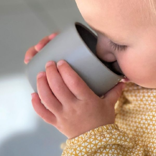 Gobelet de 180ml Minikoioi en silicone pour bébés dès 4 mois et toute l’enfance. Sa taille est adaptée aux petites mains et sa matière souple et incassable