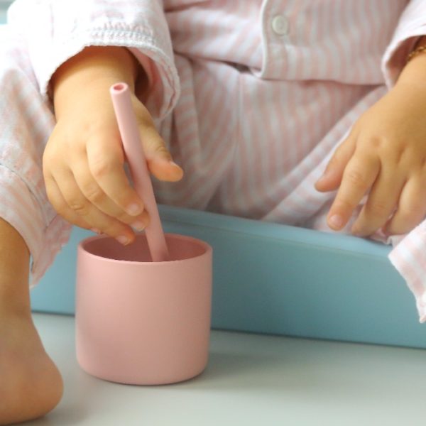Gobelet de 180ml Minikoioi en silicone pour bébés dès 4 mois et toute l’enfance. Sa taille est adaptée aux petites mains et sa matière souple et incassable