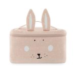 Avec ce sac à lunch thermique Mrs. Rabbit, votre déjeuner reste frais ou chaud. Le sac à lunch a une poignée pratique, 1 grand compartiment avec fermeture éclair et est isolé thermiquement. Parfait pour la gourde et la boîte à lunch Trixie. Épargnez-vous et à la planète beaucoup de déchets et gardez votre déjeuner agréable et frais ou au chaud dans ce sac à lunch amusant. DIVERSIFICATION BIO POUR BEBES CASABLANCA LIVRAISON PARTOUT AU MAROC HIPPO MONKEY PINGOIN ours polaire tigre elephant SOURIS lapin