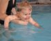 bébé qui nage dans la piscine en plein été. Trouvez tous les accessoires dans le magasin bio pour bébés à casablanca au maroc