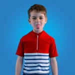 Floatee T-shirt Anti-noyade pour Bébés & Enfants - Rouge Description: Ce produit certifié CE se compose de : Un tee-shirt bicolore anti-UV (UPF50+) conforme au standard OEKO-TEX 100 (parties visibles et en contact direct avec la peau) Un gilet de sauvetage intégré avec déclenchement automatique prêt à l’emploi Une notice d’utilisation détaillée chez bio pour bébés à Casablanca au Maroc